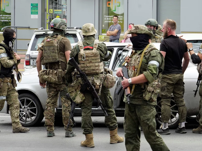 mercenarios del grupo Wagner mientras chequean un vehículo en Rostov