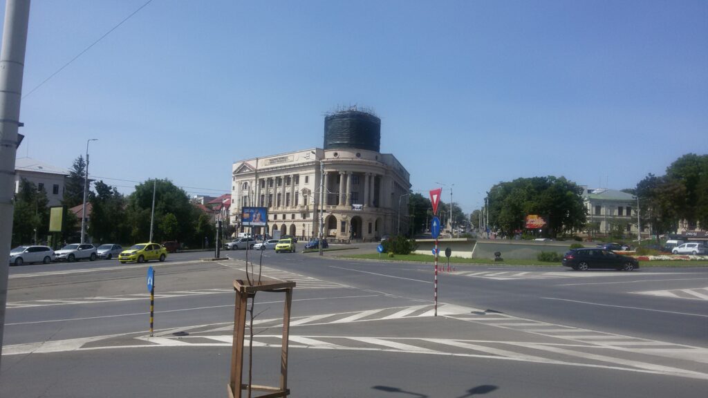 Iași, tranquila y estuantil Edificio de la Universidad al fondo