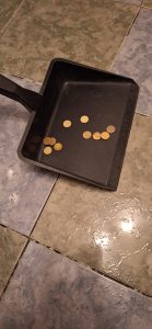 céntimos en el cogedor de basura Último céntimo Céntimos en el cogedor de basura